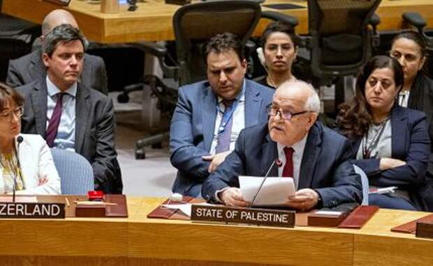 На фото: постоянный представитель Палестины при ООН Рияд Мансур на заседании Совета Безопасности ООН по ситуации на Ближнем Востоке.