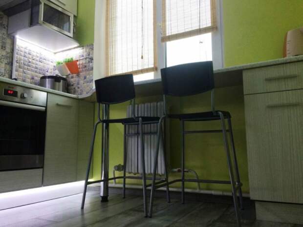 Подсветка рабочей зоны внизу навесного шкафа и цокольных выдвижных ящиков облегчают и готовку, и передвижение. | Фото: kvartira.mirtesen.ru