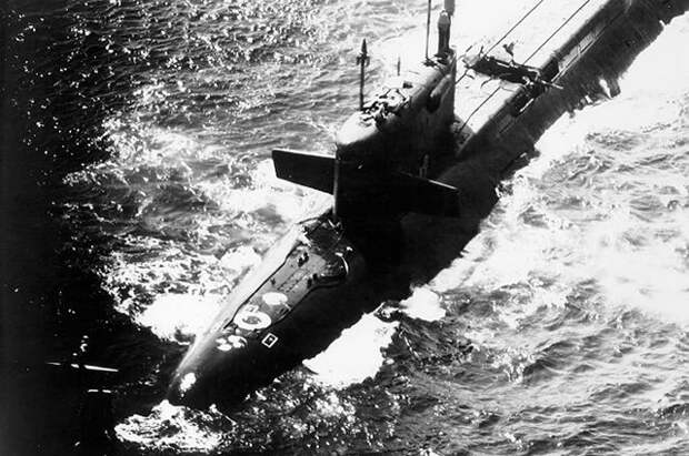 Поврежденная взрывом ракетная шахта К-219.