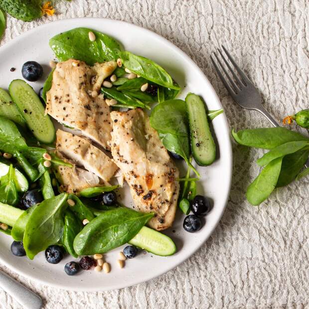 Для салата с черникой и курицей возьмите две куриные грудки и два стакана свежей или замороженной черники