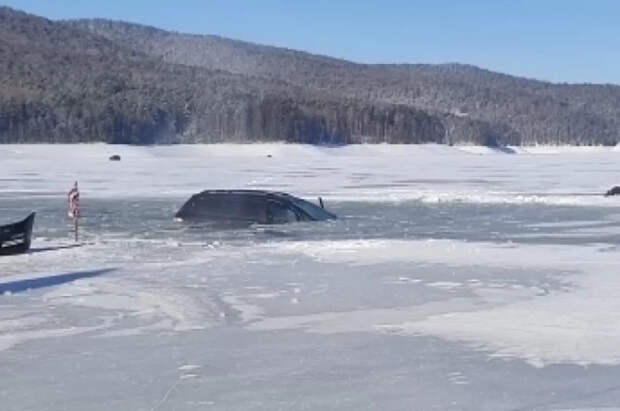 В Красноярском крае автомобиль ушел под лед на водохранилище