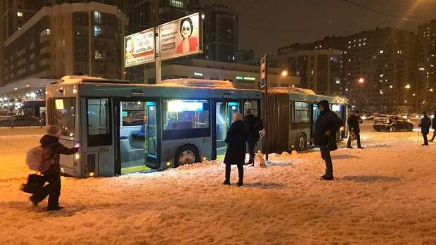 В Петербурге из-за прошедшего снегопада и неубранных дорог застрял рейсовый автобус