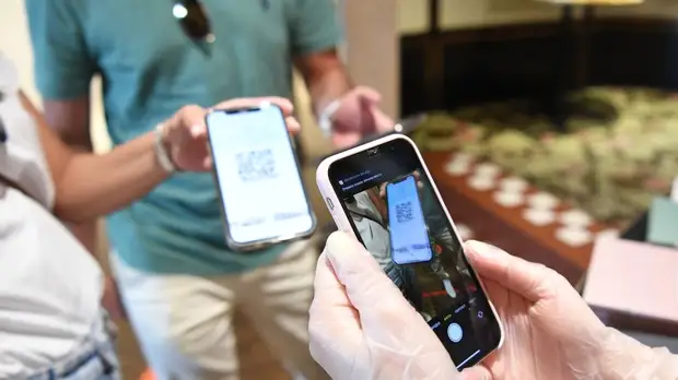 Титов предложил выдавать QR-коды после первой дозы вакцины от COVID-19