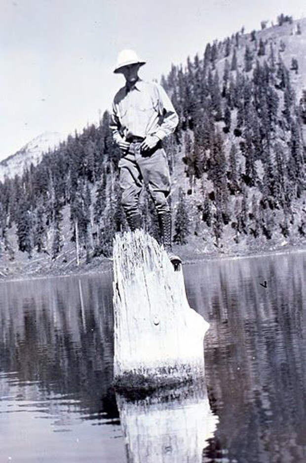 Рейнджер, стоящий на пне. 1930-е годы.