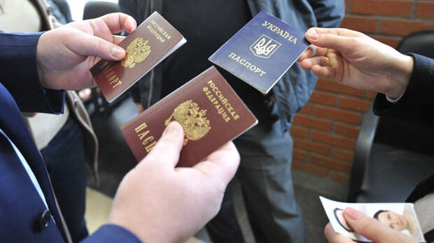 Орёл вместо трезубца: в 2016 году украинцы получили рекордное количество паспортов РФ 