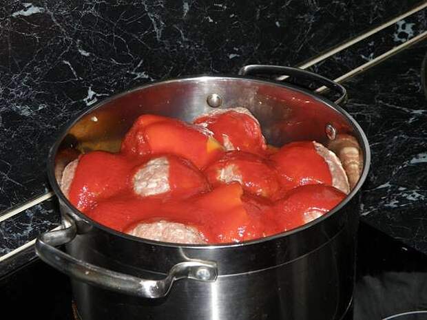 Залить томатной пастой фаршированный перец. пошаговое фото этапа приготовления фаршированного перца