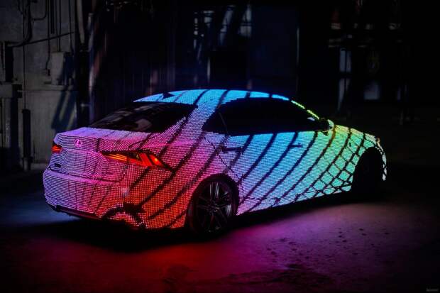 Lexus IS превратили в светомузыку с 42 тысячами светодиодов