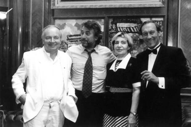 С Андреем Вознесенским, Робертом де Ниро и Олегом Янковским, 1998 год