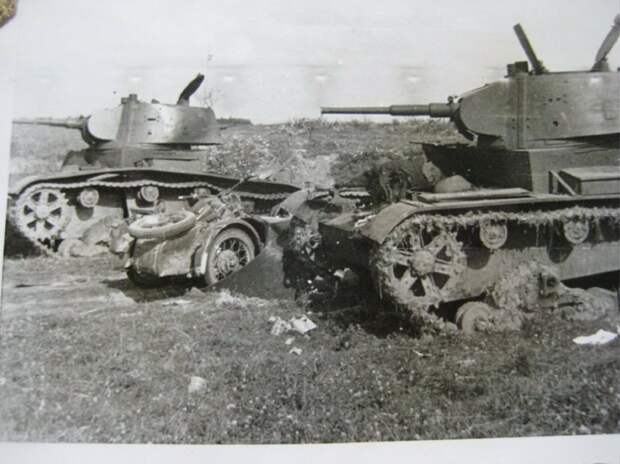 10. Сожжённые в атаке у Клепачей Т-26 6-го мк.26 июня 1941 г.