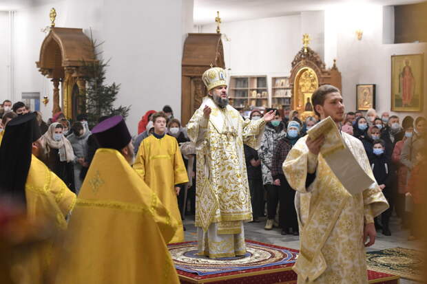 Игорь Руденя встретил Рождество в Тверском Воскресенском кафедральном соборе вместе с прихожанами