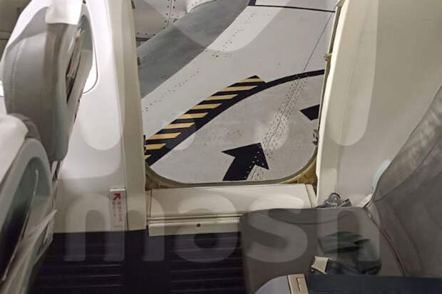 Летевший из Сургута в Москву вахтовик открыл дверь во время посадки самолета