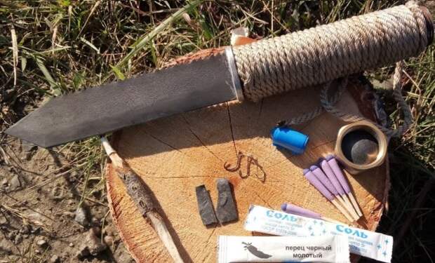 Самодельный нож выживания, в рукояти которого помещается немало полезных вещей. | Фото: youtube.com.