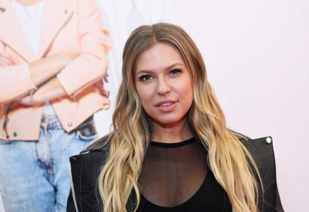 Рита Дакота помыла голову в луже