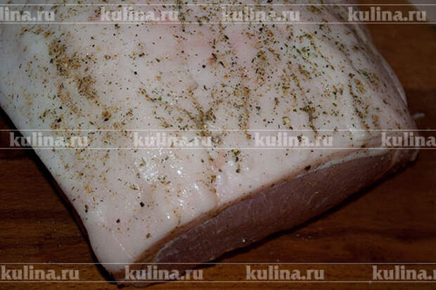 Свиной карбонат, запеченный с чесноком Кусок свинины с жирком хорошенько натереть специями.