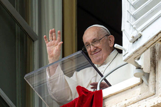 Папа Римский покинул Ватикан, чтобы лично купить очки в магазине оптики