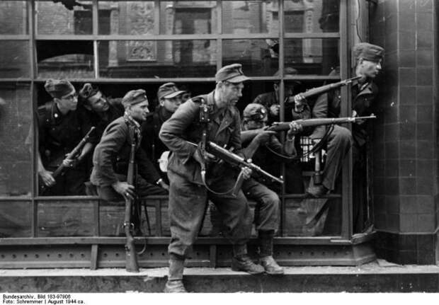 Zentralbild. II.Weltkrieg 1939-1945. Warschauer Aufstand im August 1944. Mit entmenschten SS-Banditen und aufgeputschten Soldaten der faschistischen deutschen Wehrmacht (unser Foto) wurde am 2.10.1944 der Warschauer Aufstand endgültig niedergeschlagen. Dabei wurde Warschau zu 80 % zerstört. (SS-PK Schremmer)