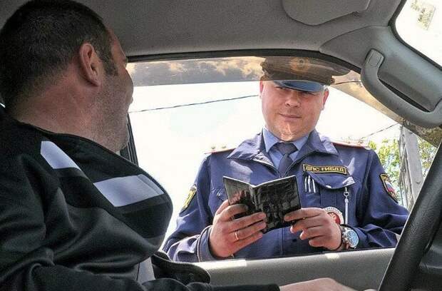 Юридически грамотный ответ инспектору ДПС, который требует показать паспорт