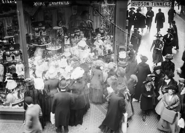 Сказочные фотографии рождественского шопинга в Нью-Йорке 1910 года