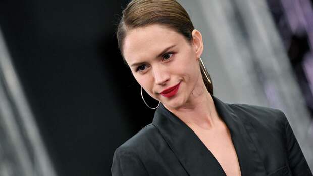 Актриса Диана Пожарская снялась в платье с облегающим верхом