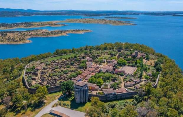 Почему жителей выгнали из испанской деревни, хотя для этого не было причин