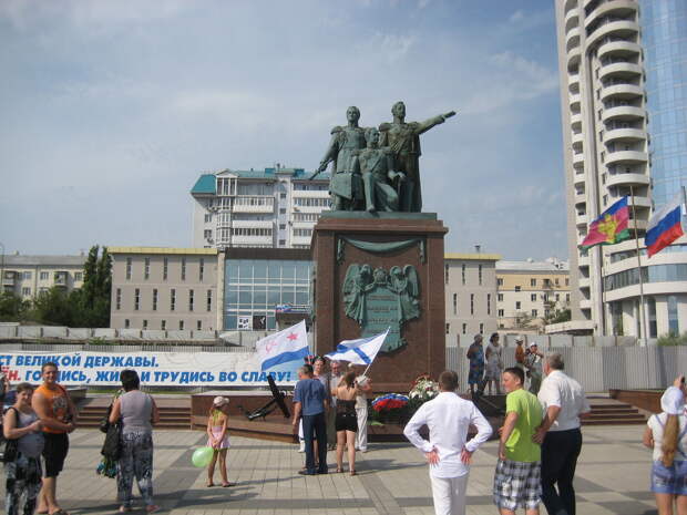 http://nesiditsa.ru/wp-content/uploads/2012/07/Den-VMF-u-pamyatnika-osnovatelyam.jpeg