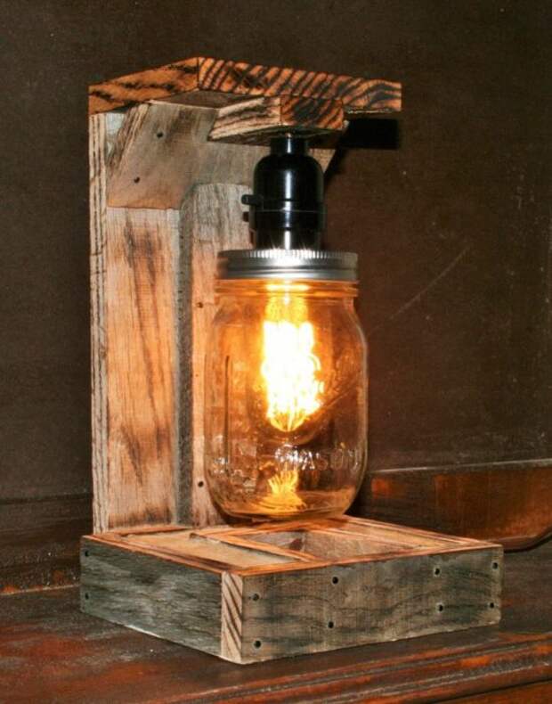Простой, но оригинальный напольный светильник, который можно изготовить из распиленного деревянного поддона и стеклянной банки.
