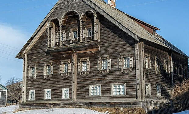 Осмотр гигантской бревенчатой избы Севера: дому больше 100 лет, и он построен без единого гвоздя