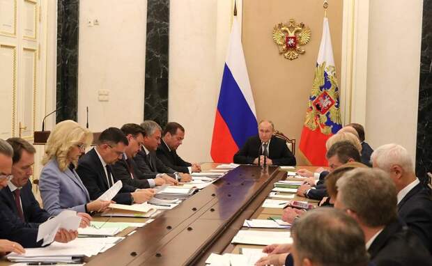 Упрек Медведеву: Путин просит правительство ускорить реализацию нацпроектов Упрек Медведеву: Путин просит правительство ускорить реализацию нацпроектов