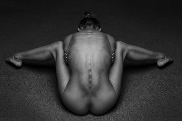 Черное-белые bodyscape-фотографии. Автор фото: Anton Belovodchenko.