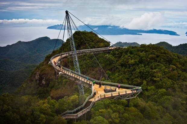 Малайзия. Кедах. Небесный мост Лангкави. Сооружение расположено на высоте 700 метров над уровнем моря. (Jim Boud)