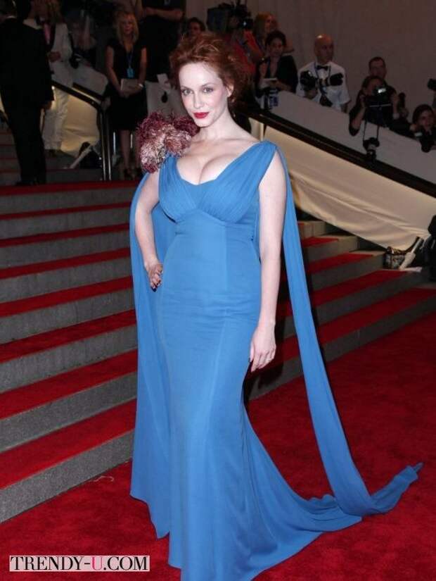 Кристина Хендрикс в голубом вечернем платье с декольте
