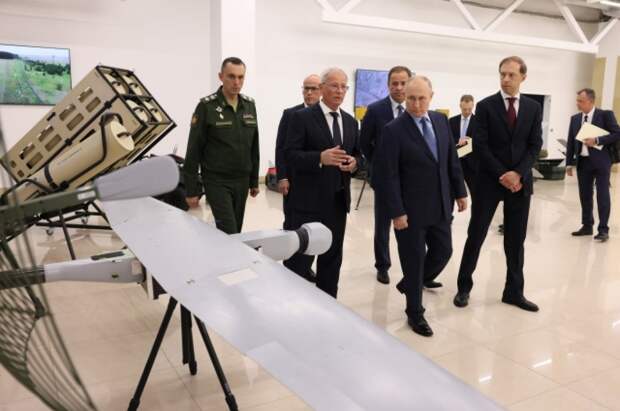 Путин посетил завод в Ижевске, где изготавливают дроны-камикадзе «Ланцет»