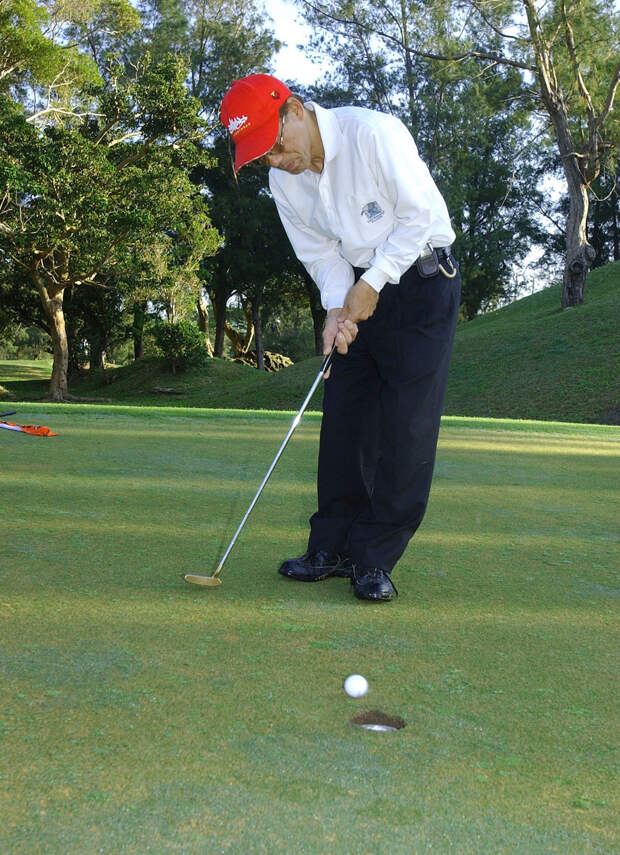 https://upload.wikimedia.org/wikipedia/commons/thumb/9/9a/Golf_player_putting_green_2003.jpg/1200px-Golf_player_putting_green_2003.jpg