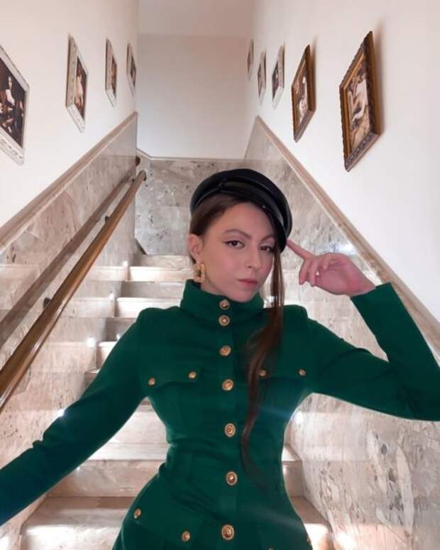Дочь Оли Поляковой Маша расставила длинные ноги, чтобы показать свою страсть