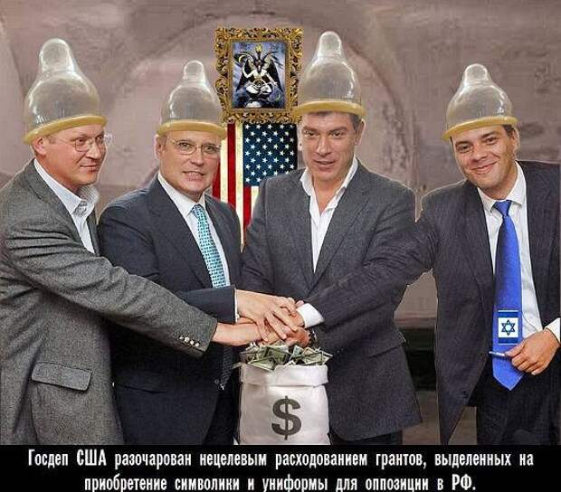 В Москве раздали презервативы с портретами лидеров "пятой колонны"