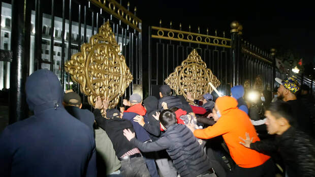 Протестующие пытаются прорваться в правительственное здание после парламентских выборов в Киргизии
