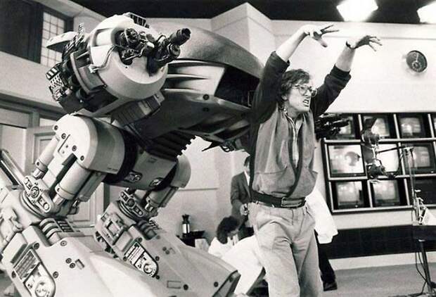 Пол Верховен с ED-209 на съёмках RoboCop (1987). Фотографии со съёмок, актеры, кинематограф, режиссеры