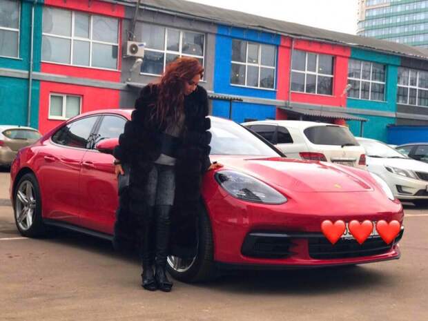 Ляйсан Утяшева: вот как надо просить подарки: В своем Инстаграм Ляйсан опубликовала фото на фоне красного Porsche Panamera и в черной длинной шубке. [i][b]"Фото мягко намекает мужчинам,