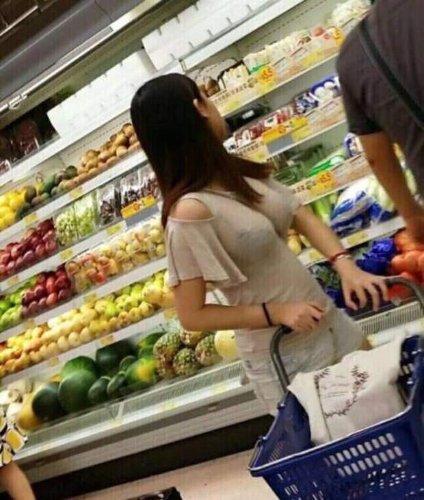 Красивые и сексуальные девушки в магазинах