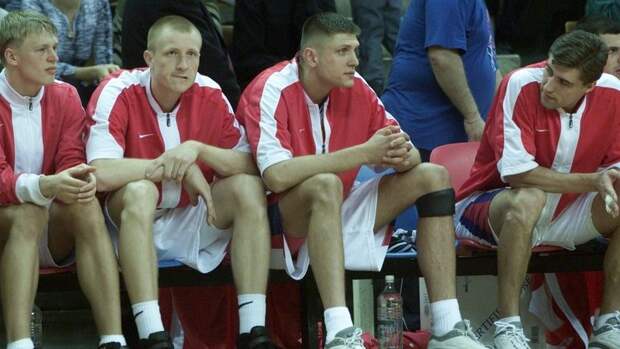 2001 год. Игорь КУДЕЛИН, Андрей ФЕТИСОВ, Александр ПЕТРЕНКО и Николай ПАДИУС (справа налево) на скамейке ЦСКА. Фото Алексей ИВАНОВ 2001 год. Игорь КУДЕЛИН, Андрей ФЕТИСОВ, Александр ПЕТРЕНКО и Николай ПАДИУС (справа налево) на скамейке ЦСКА. Фото Алексей ИВАНОВ