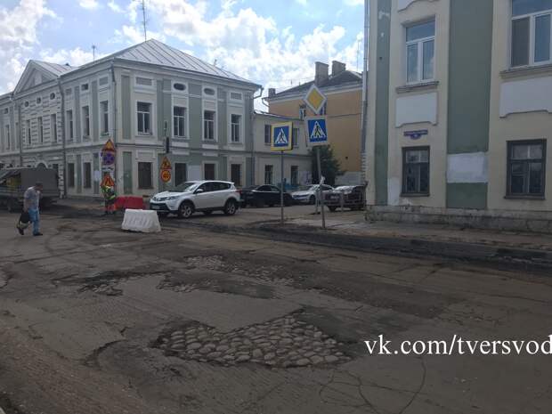 Опубликованы фото, как в Твери откопали старинную мостовую