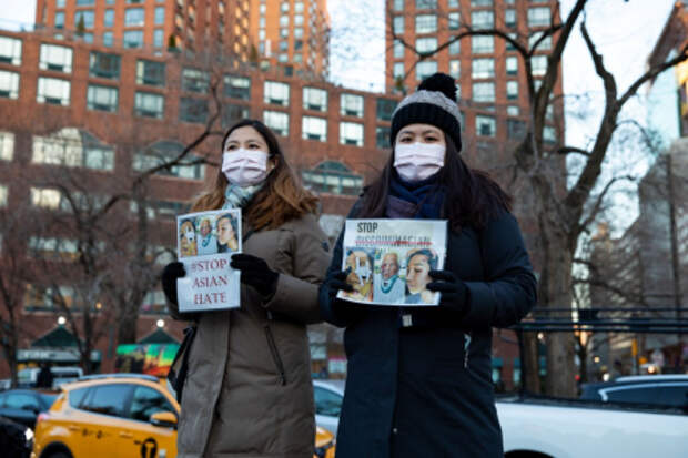 Люди посещают акцию, посвящённую жертвам антиазиатских преступлений на почве ненависти на Юнион-сквер в Нью-Йорке 19 марта 2021 года.