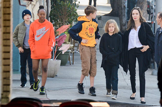 Анджелина Джоли с детьми: сыном Нонксом и дочерями Захарой, Шайло и Вивьен