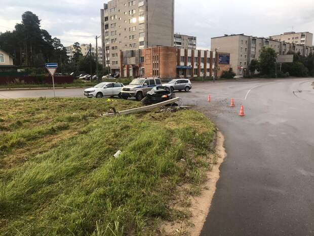 Пристегнутый водитель врезался в опору ЛЭП в Тверской области
