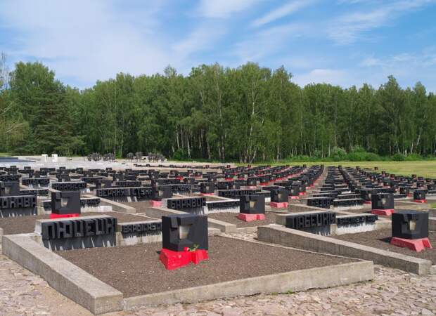Часть мемориального комплекса «Хатынь» – кладбище сожжённых фашистами и их пособниками (в том числе, и украинскими) деревень