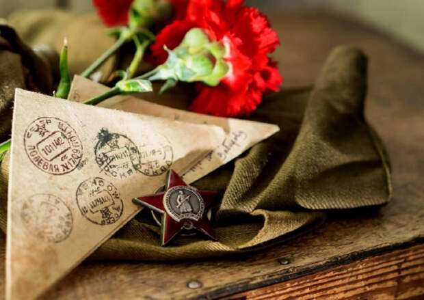 Представители командования ЮВО поздравили ветеранов Великой Отечественной войны с Днём Победы