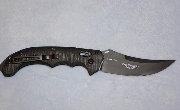 Benchmade 8600BK Bedlam У парней из Benchmade просто не бывает плохих ножей. Bedlam — модель особая. Слегка изогнутое лезвие вылетает мгновенно. Считайте, что прикупили в карман небольшую стальную молнию. Эргономичная рукоять лежит в руке как влитая: она не позволит выронить орудие самозащиты в самый ответственный момент.