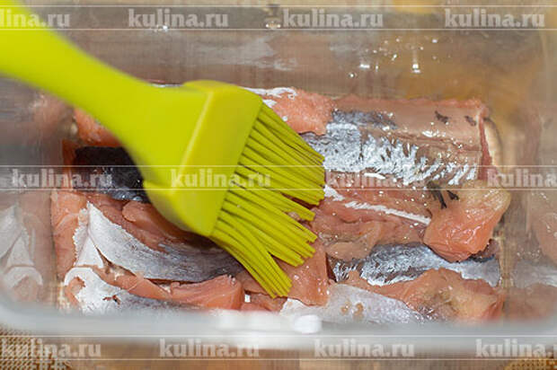 Горбуша как семга: вкусная закуска за 30 минут Каждый слой смазываем растительным маслом.