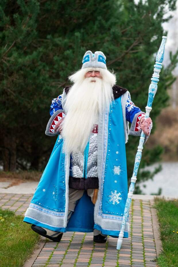 Рязанец Дмитрий Рюмин каждую зиму на протяжении вот уже 10 лет исполняет роль главного новогоднего волшебника. А до этого он был киномехаником, поваром, милиционером и сотрудником Госавтоинспекции