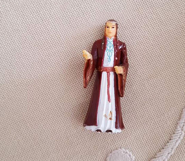 great-grandma-prays-lord-of-the-rings-figurine-2